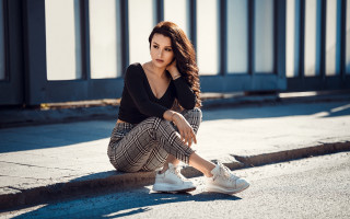 Elina karimova beach fashion squatting - white sneaker free wallpaper