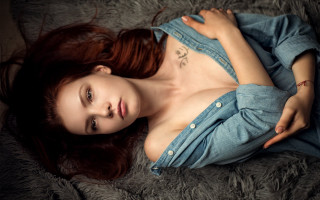 Redhair tattoo bed posing laying - her chest and chest free wallpaper