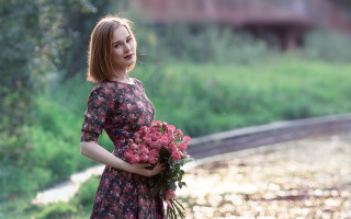 Woman dress flower bouquet outdoors - anna hotchkis free wallpaper