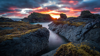 Sunset rocky beach water foreground 7 - a sunset over a rocky beach free wallpaper