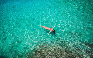 Ocean swimming girl bubble hat - tranquil free wallpaper