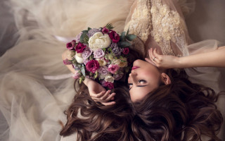Woman flower bouquet romantic painting - her back free wallpaper