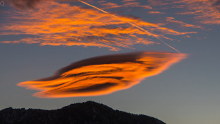 Long cloud mountain sunset plane - overhead in the distance free wallpaper