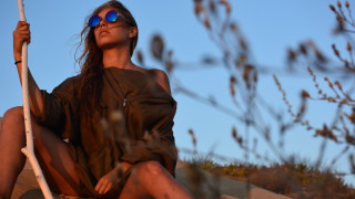 Woman rock stick sunglasses autumn - sunglass free wallpaper
