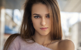 Woman pink top fur collar - a pink top free wallpaper