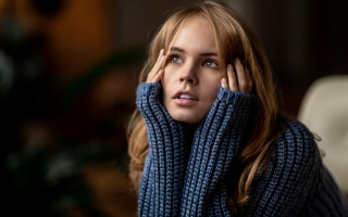 Woman hands on head blonde - portrait photography free wallpaper
