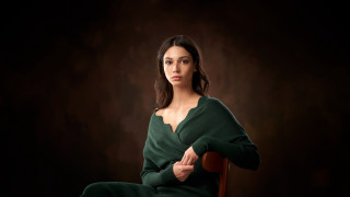 Woman green dress portrait sitting - annie leibovitz free wallpaper