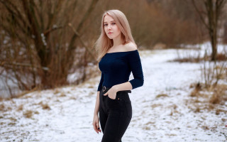 Woman blue top snowy portrait - a blue top free wallpaper