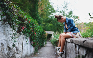 Young girl sitting cherry blossoms - canon 5 0 mm free wallpaper