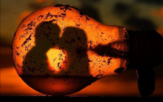 Silhouette lightbulb couple autumn leaves - anne geddes free wallpaper