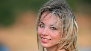 Blonde woman smiling portrait figurative - figurative art free wallpaper