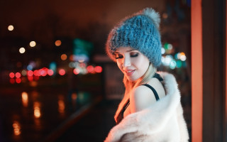 Woman blue hat fur coat - night time free wallpaper for desktop