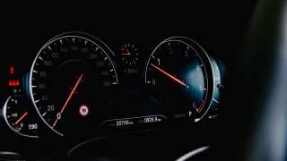 Dashboard speedometer minimalism black background - motion blur free wallpaper for desktop