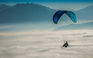 Parasailing clouds mountains beach sunset - the sky above the clouds free wallpaper