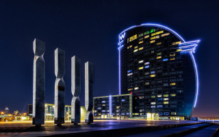 Tall building giant clock night - a giant clock free wallpaper