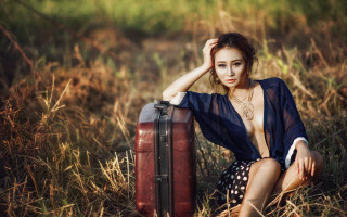Woman field suitcase necklace fashion - her hand and a necklace free wallpaper