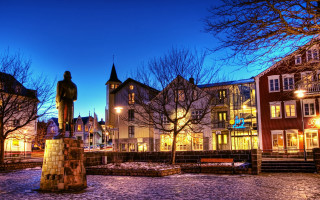 Statue man courtyard night buildings - building free wallpaper