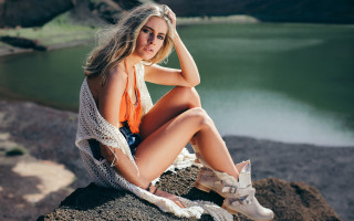 Woman sitting lake boot scarf - a scarf free wallpaper