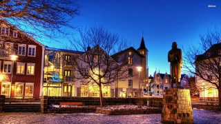 Statue courtyard night town square - ecological art free wallpaper