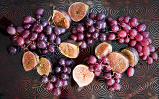 Grapes figs table topview pattern - professional food photography free wallpaper for desktop