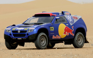 Blue truck red bull desert - sand free wallpaper