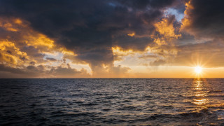 Sunset ocean clouds sunshine diffraction - crepuscular ray free wallpaper