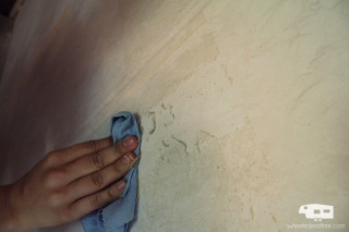 Person wiping blue cloth matte - a blue cloth free wallpaper