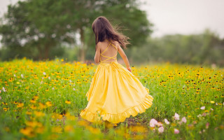 Little girl yellow dress flower - a little girl free wallpaper