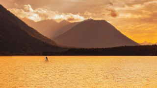Mountain lake sunset surfboard paddleboard - a surfboard free wallpaper