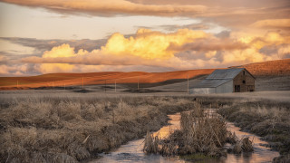 Stream dry grass barn cloudy - a dry grass free wallpaper