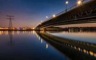 Bridge water night lights bokeh - a bridge over a body of water free wallpaper