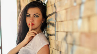 Woman red lipstick wall shushing - a red lipstick free wallpaper