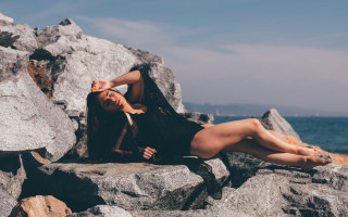 Woman rocks ocean fashion sculpture - free bikini wallpaper