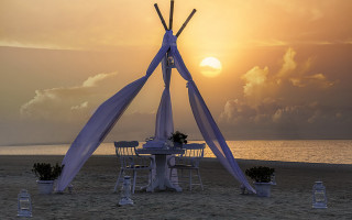 Beach sunset table chairs canopy - a white table free wallpaper