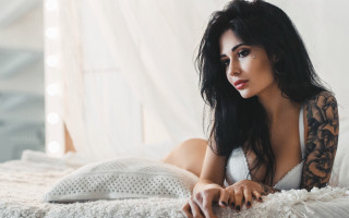 Tattooed woman white room black - a white room free wallpaper