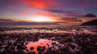 Sunset rocky beach puddle mountain - a puddle of water free wallpaper