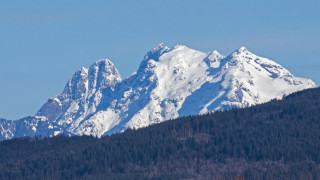 Mountain range trees blue sky 12 - a blue sky in the background free wallpaper for desktop