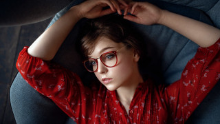 Woman glasses couch arabella rankin - glass free wallpaper
