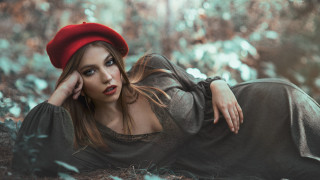 Woman redhat beret fashion portrait - a red hat free wallpaper
