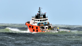 Stormy battle ship ocean sky - a large boat in the middle of the ocean free wallpaper