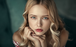 Blue eyes red dress portrait - free portrait wallpaper