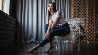 Woman sitting room cushion portrait - studio portrait free wallpaper