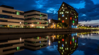 Building water night reflection city - a reflection of the building free wallpaper