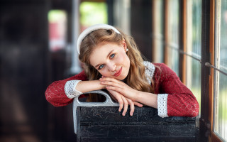 Woman leaning box hand chin - a box free wallpaper
