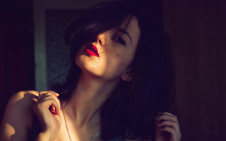 Woman redlipstick necklace lookingup portrait - elina karimova free wallpaper