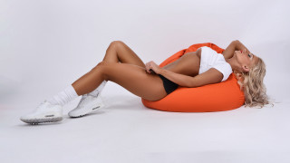 Woman beanbag crossed legs 3d - full free wallpaper