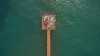 Boat pier redumbrella man tiltshift - tilt shift free wallpaper