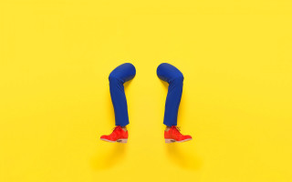 Blue legs red shoes yellow - a red shoe free wallpaper