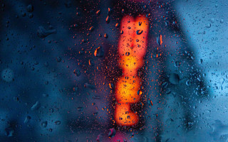 Blurry traffic light rain window 2 - a blurry background free wallpaper