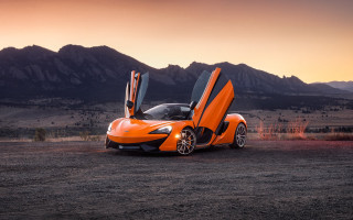 Desert mountains car open doors - nice looking car free wallpaper